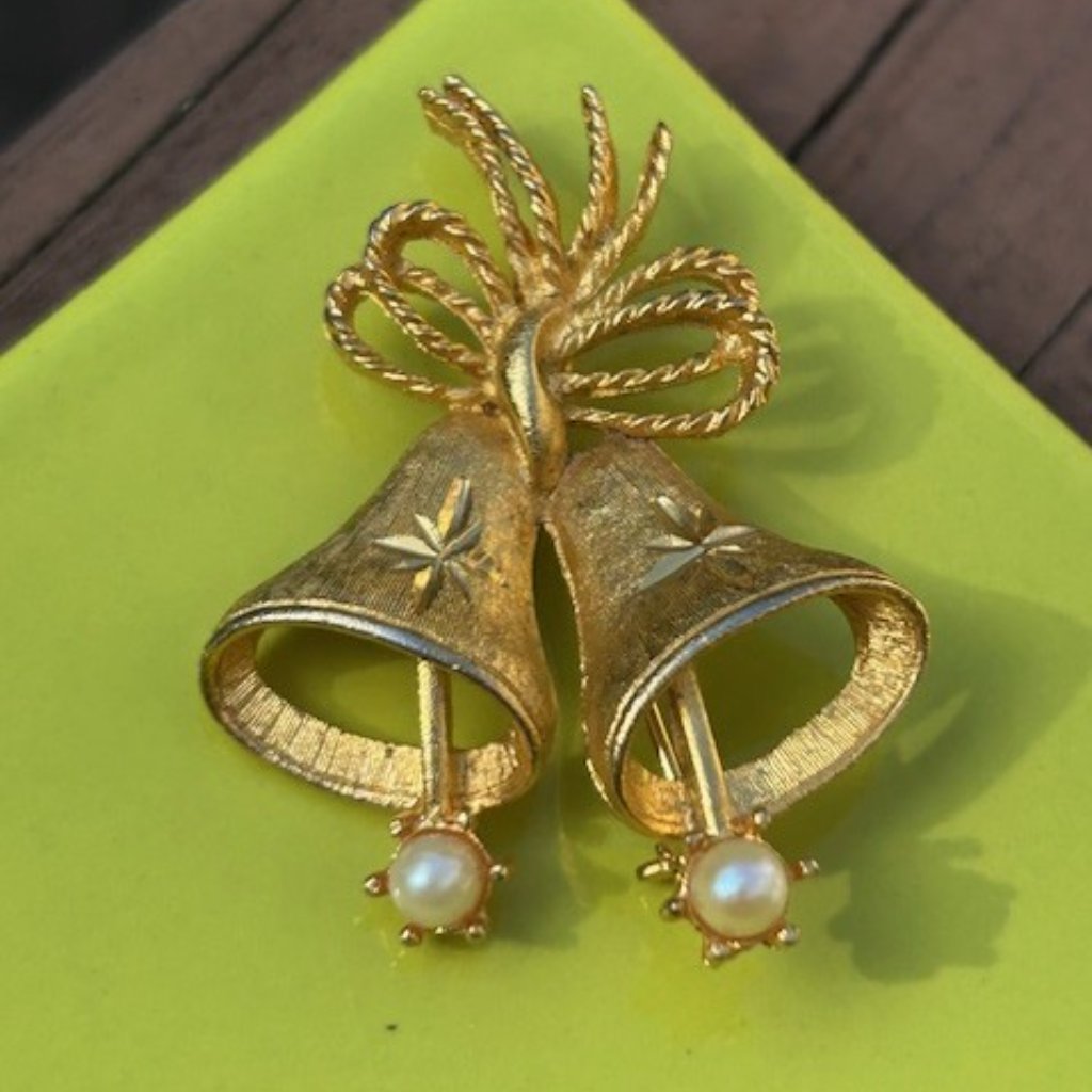 Holidaymamselle Christmas Bells Gold Holiday Brooch 22$